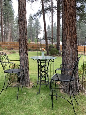 Outdoor dining - Beautiful Home in SW Bend (Bend)