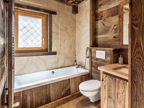 Bathtub, towels