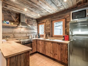 Een koelkast, een microgolfoven, een oven, een vaatwasser