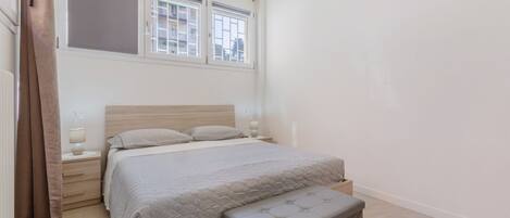 1 chambre, fer et planche à repasser