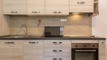 Kühlschrank, Ofen, Geschirrspüler, Kochgeschirr/Geschirr/Besteck