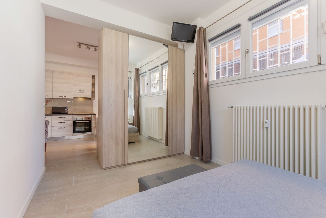 1 chambre, fer et planche à repasser