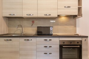 Fridge, oven, dishwasher, cookware/dishes/utensils