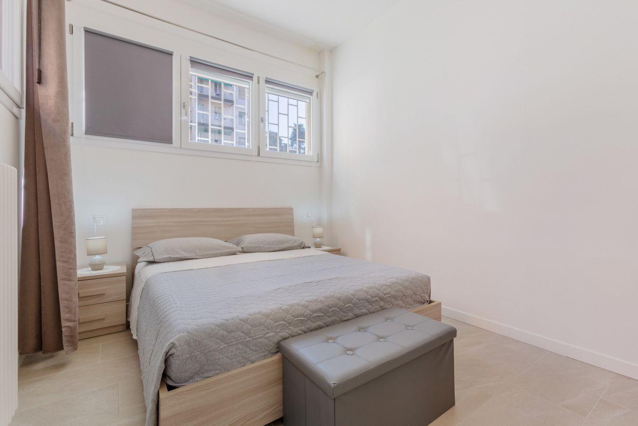 1 habitación y tabla de planchar con plancha 