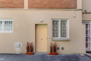 Exterior detail - GuestHost - Apartment located on the ground floor of a building.In 39 square meters of space it comfortably accommodates 2 people with a double bedroom.There is an uncovered parking space for the exclusive use of guests.The neighborhood is well served wi (Bologna)