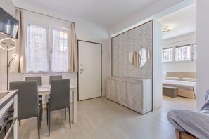 1 bedroom, iron/ironing board - GuestHost - Apartment located on the ground floor of a building.In 39 square meters of space it comfortably accommodates 2 people with a double bedroom.There is an uncovered parking space for the exclusive use of guests.The neighborhood is well served wi (Bologna)