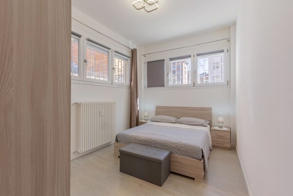 1 habitación y tabla de planchar con plancha