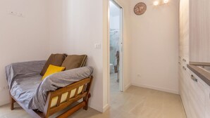 Ein Schlafzimmer mit einem hölzernen Bett, einem kleinen Nachttisch und einer Tür zu einem Badezimmer.