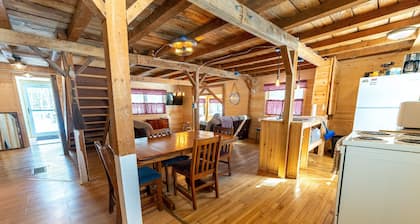 Lillie's Lil Cabin: Fall Vibes Only – Cozy Cabin Stay Awaits!