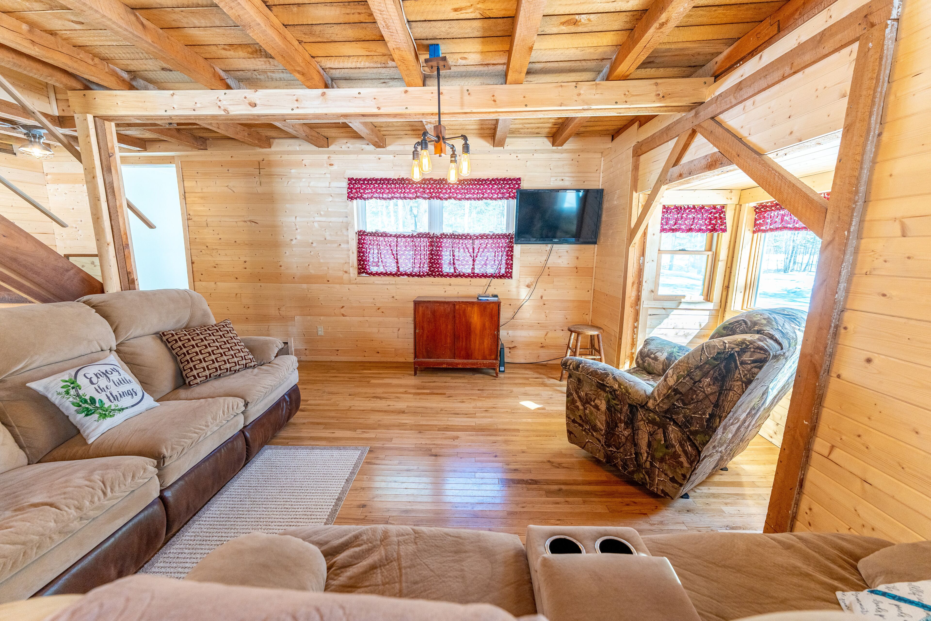 Lillie's Lil Cabin(Curtis, Mi) Sleeps 8,  right on ATV/Snowmobile Trails, rustic