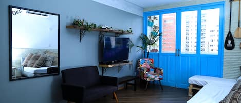 3 chambres, bureau, fer et planche à repasser, lit de bébé portatif