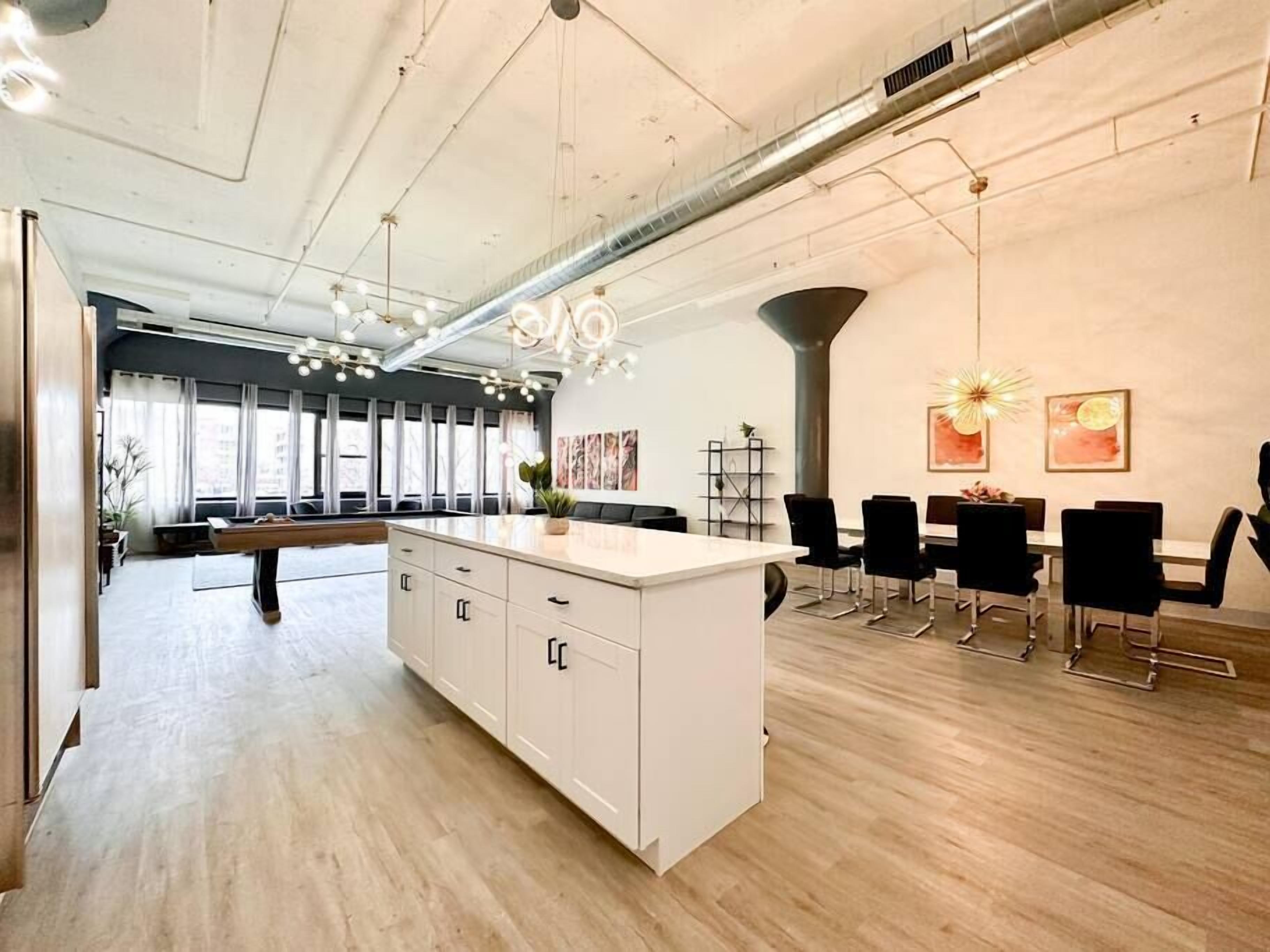 McCormick Place luxurious 5 bed\/3 bath HUGE Suite for groups