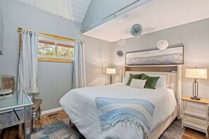 5 bedrooms, desk, travel cot, free WiFi