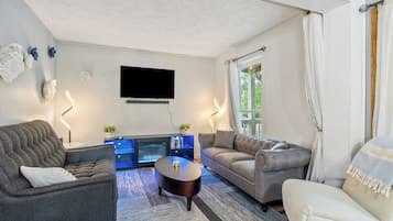 Smart TV, lareira, videogames, pebolim