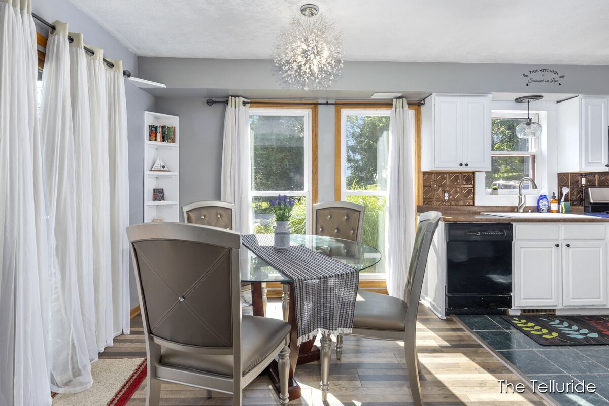 Tranquil, Unique, Cozy Family Home near the Lake