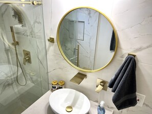 Dusche, Haartrockner, Handtücher, Seife