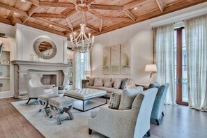 Televisión, chimenea y videoteca 