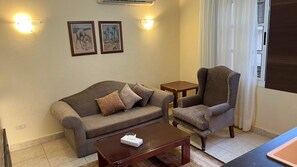 Leilighet – comfort | Oppholdsområde | En 20-tommers Flatskjerm-TV med Parabol-TV samt TV