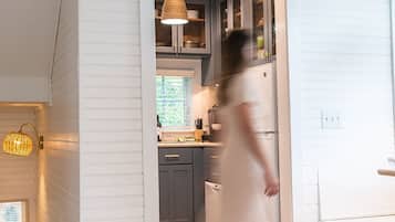 Een koelkast, een magnetron, een oven, een kookplaat