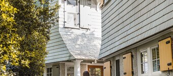 Cozy cottage nestled in forest on BHI. Close to east beach and located in tranquil Sumners Crescent