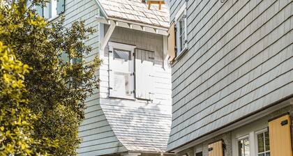 Cozy cottage nestled in forest on BHI. Close to east beach and located in tranquil Sumners Crescent