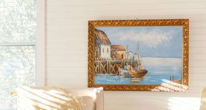 Cozy cottage nestled in forest on BHI. Close to east beach and located in tranquil Sumners Crescent