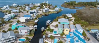 Water front 4 bedroom 2.5 Bath Lagoon Beach Home Gulf Shores large home