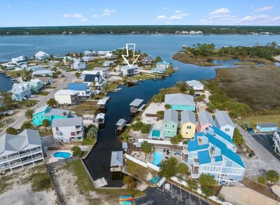 Water front 4 bedroom 2.5 Bath Lagoon Beach Home Gulf Shores large home