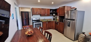 ثلاجة، ميكروويف، فرن، موقد طهي مسطح