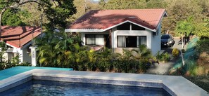 حمّام سباحة خارجي