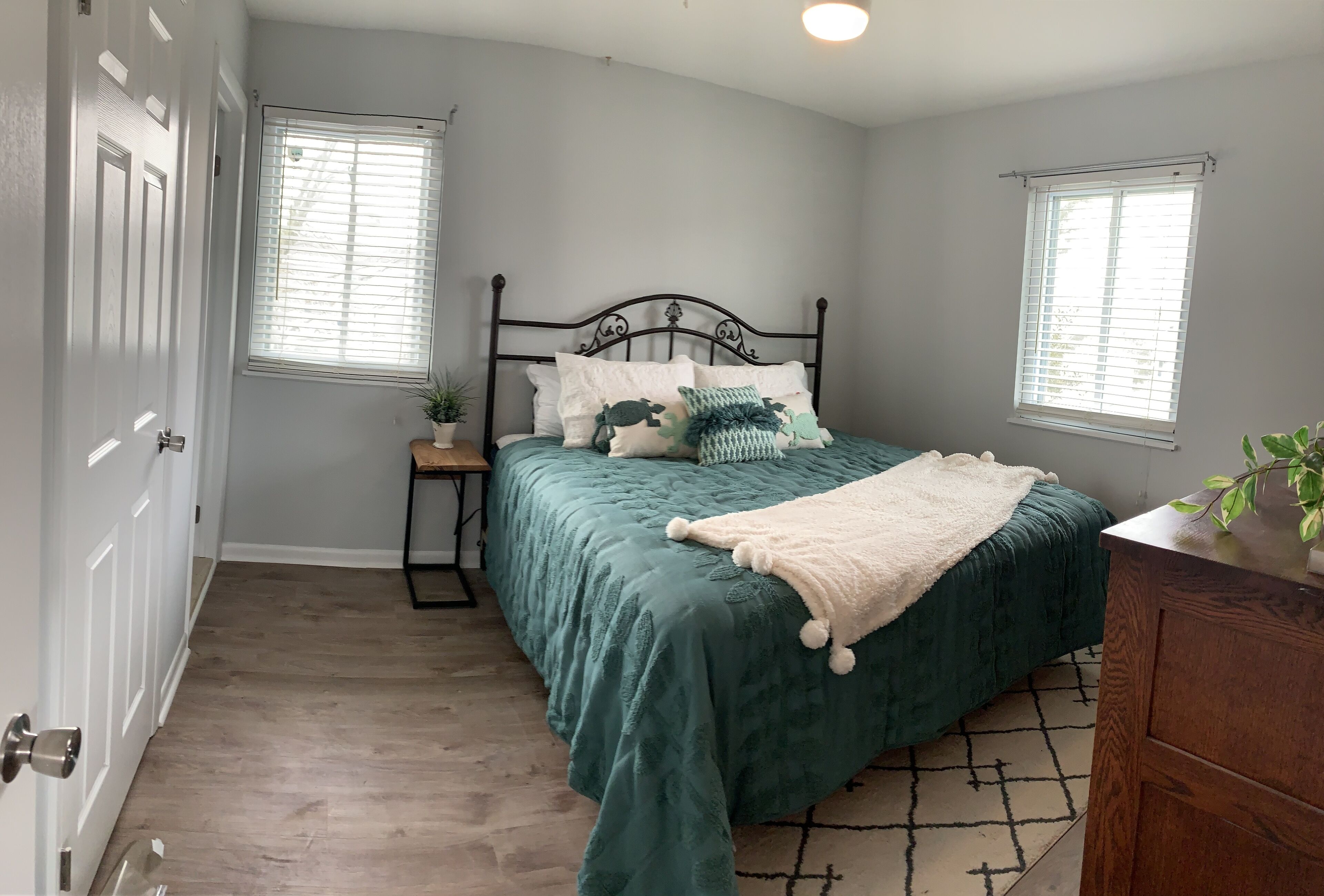 POOL, PARKING, 2BR 2 BA, walk to town!