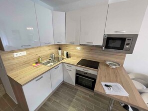 ثلاجة، ميكروويف، فرن، موقد طهي مسطح