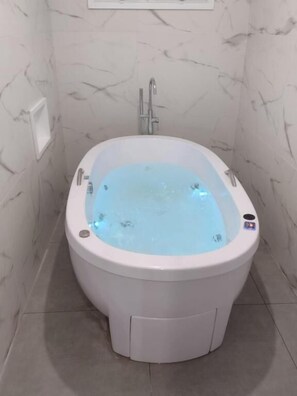 Shower, towels, soap, shampoo - (Guarujá)