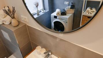 Dusche, Haartrockner, Handtücher, Seife