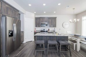 Geladeira, micro-ondas, fogão, cooktop