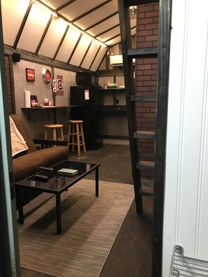 Interior - The Screwed Inn (Charleston)