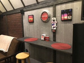Interior - The Screwed Inn (Charleston)