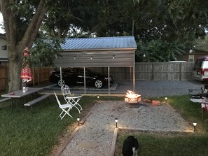 Outdoor dining - The Screwed Inn (Charleston)