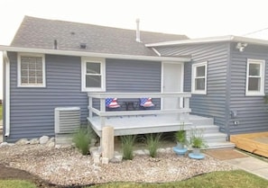 Terrace/patio - Bayview Hideaway! Newly remodeled beach house! (Bay City)