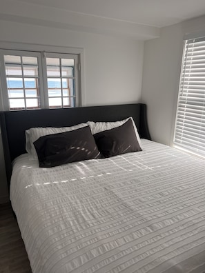 3 bedrooms, iron/ironing board, bed sheets - Bayview Hideaway! Newly remodeled beach house! (Bay City)