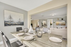 Dining - FIFA Perfect | Pompano Collection - Sleeps 16, close to beach (Pompano Beach)