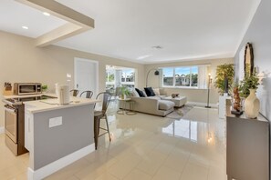 Interior - Pompano Collection - Sleeps 16, close to beach (Pompano Beach)