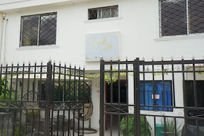 Vista frontal de la propiedad