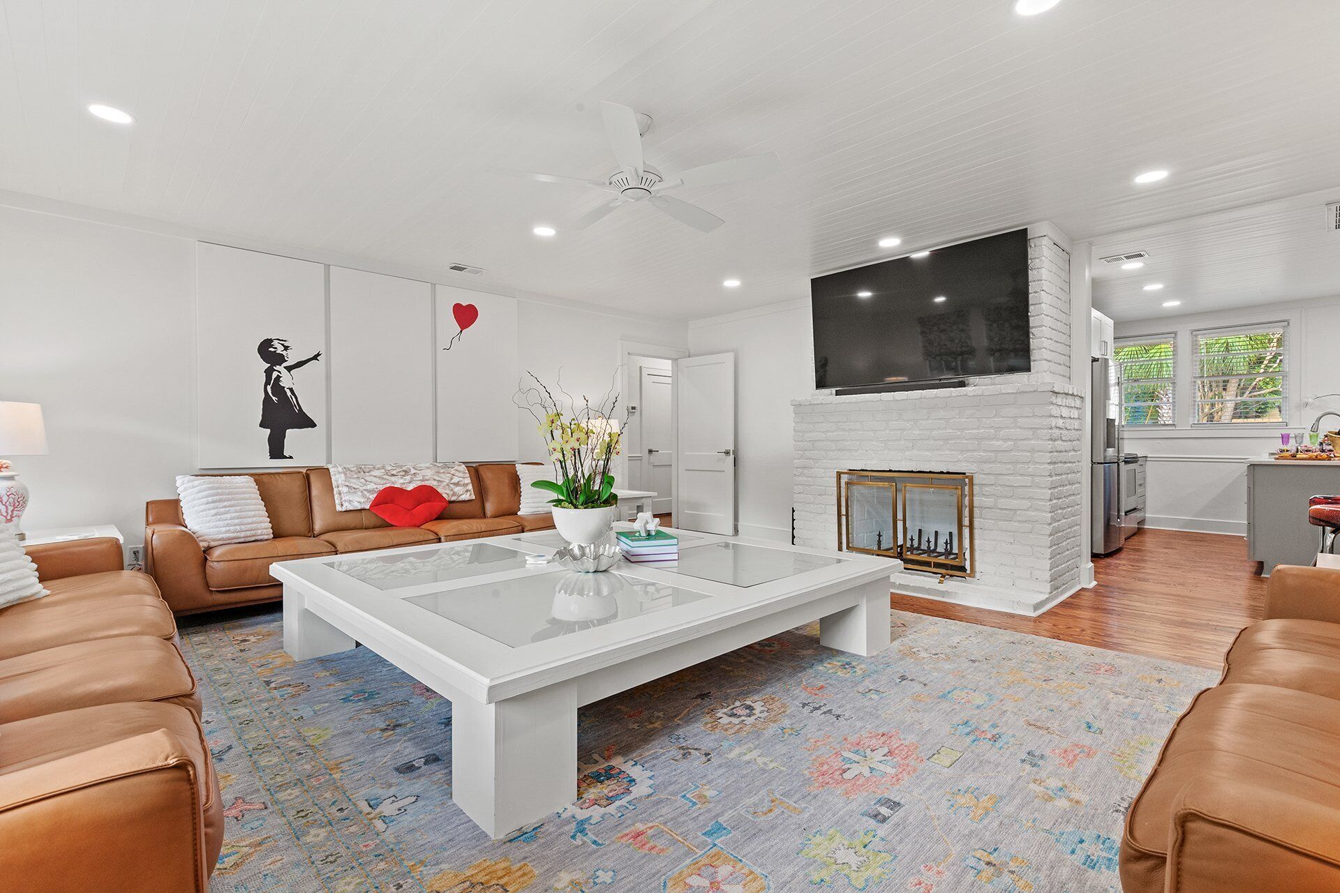 Una televisión de pantalla plana, una chimenea