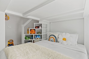 8 bedrooms, iron/ironing board, WiFi, bed sheets