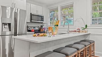 Geladeira grande, micro-ondas, fogão, cooktop