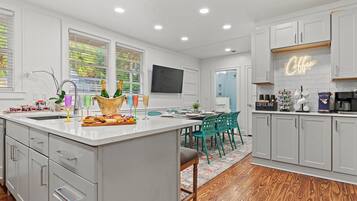 Geladeira grande, micro-ondas, fogão, cooktop