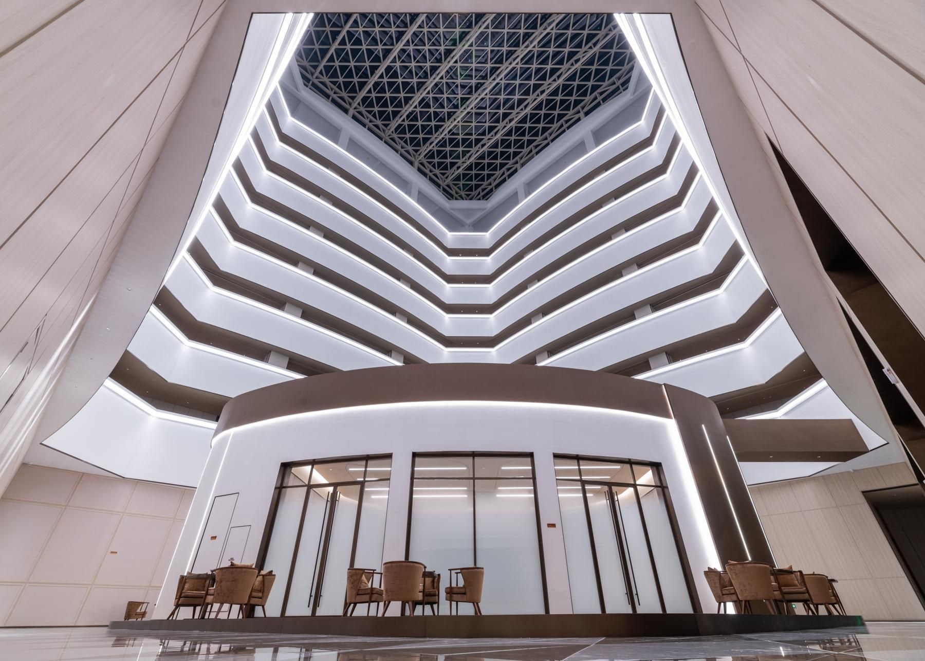 Um edifício moderno com um átrio central e vários andares.
