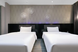 A hotel room with two beds, a patterned wallpaper, and a chandelier. - Crystal Orange Hotel Taizhou Maoye Tiandi (Taizhou)