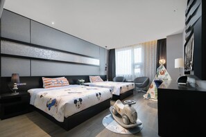 A hotel room with two beds, a desk, a chair, a lamp, and a decorative wall panel. - Crystal Orange Hotel Taizhou Maoye Tiandi (Taizhou)